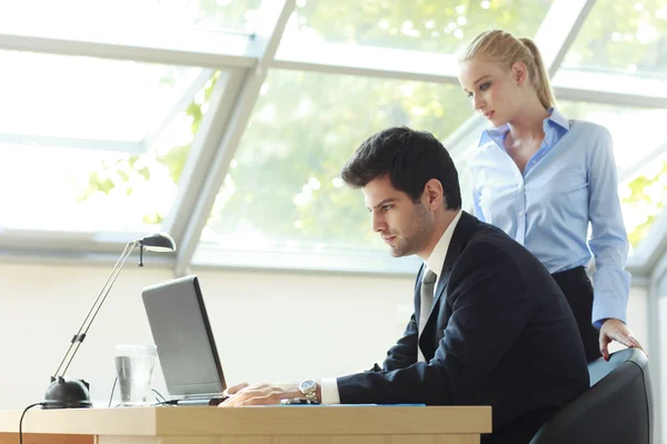 Geschäftspaar arbeitet am Laptop — Stockfoto