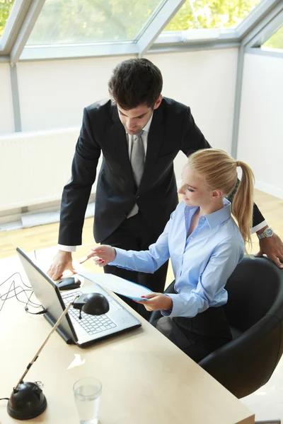 Geschäftspaar arbeitet am Laptop — Stockfoto