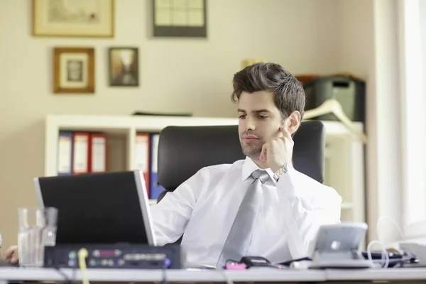 Homem de negócios com laptop — Fotografia de Stock