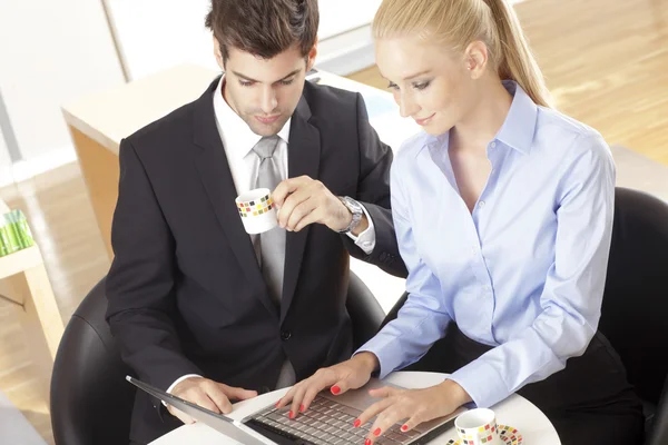 Casal de negócios com laptop — Fotografia de Stock