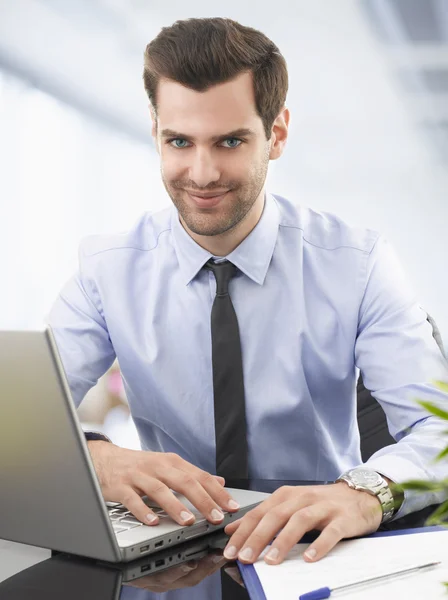 Portrait of a smiling businessman — Stock Photo, Image