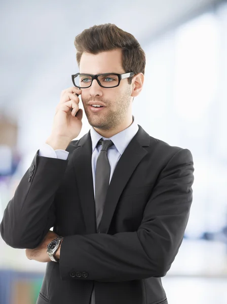 Porträt eines Geschäftsmannes mit seinem Handy — Stockfoto