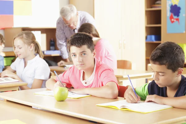 Sala de aula do ensino fundamental — Fotografia de Stock