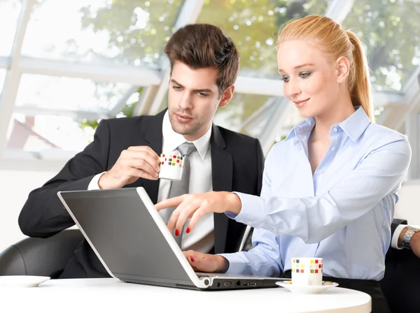 Businessman drinking coffee with his colleague — Stock Photo, Image