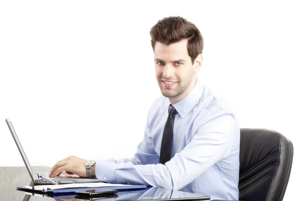 Joven hombre de negocios usando laptop. Fondo blanco —  Fotos de Stock