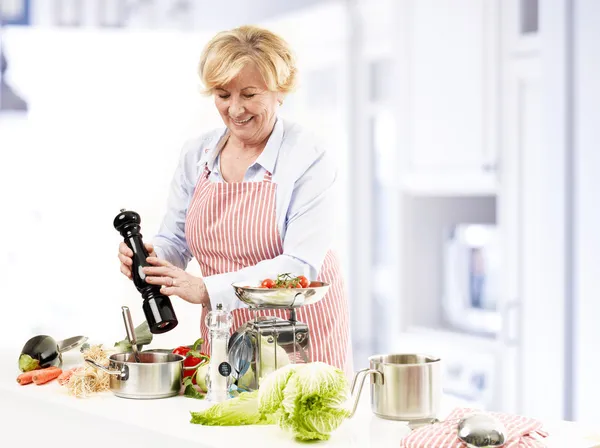 Senior Woman Cooking — Stock Photo, Image
