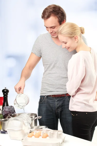 Para w kuchni do gotowania — Zdjęcie stockowe