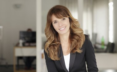 Ofisinde gülümseyen iş kadını