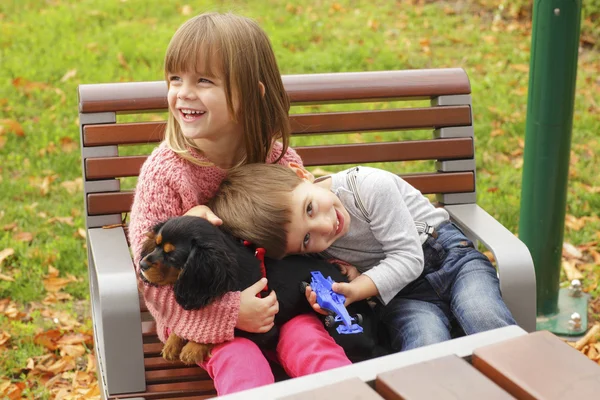 Niños felices en el parque —  Fotos de Stock