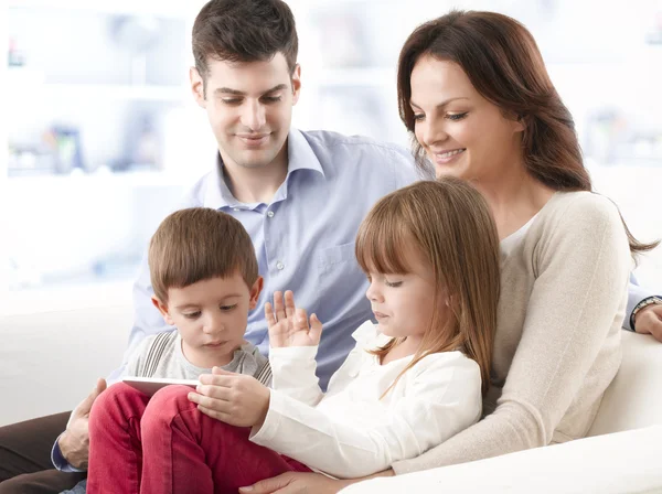 Lycklig ung familj — Stockfoto