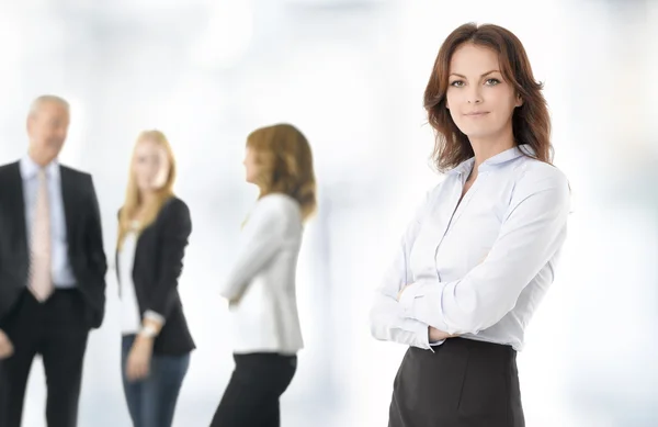 Säker affärskvinna bakgrund med hennes kollegor — Stockfoto
