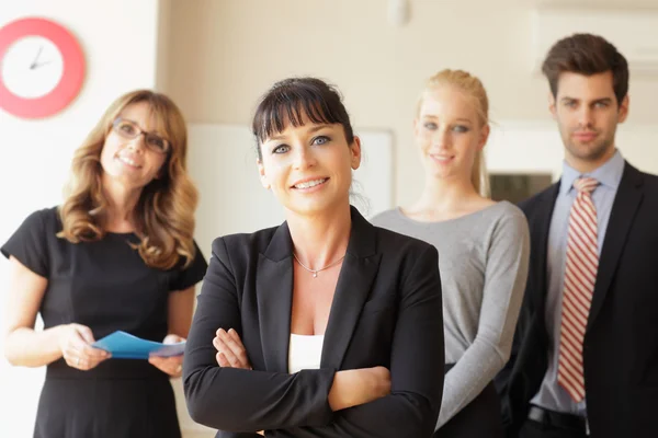 Zakenvrouw met collega 's — Stockfoto