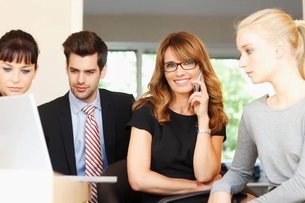 Empresaria con colegas —  Fotos de Stock