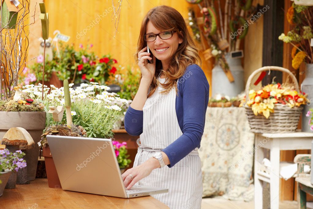 Превратит в цветы. Превратит в цветы. Насекомые из лепестков цветов. Цветы в стиле фэнтези. Поделки из лепестков роз.