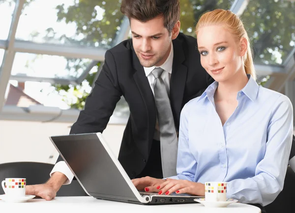 Couple with Laptop — Stock Photo, Image