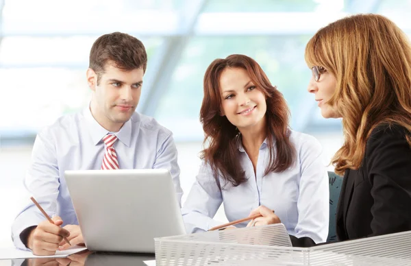 Lavoro di squadra in ufficio — Foto Stock