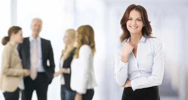 Retrato de la joven empresaria feliz —  Fotos de Stock