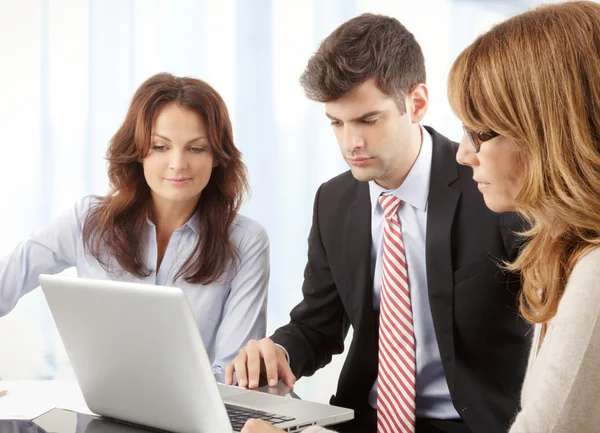 Lavoro di squadra in ufficio — Foto Stock