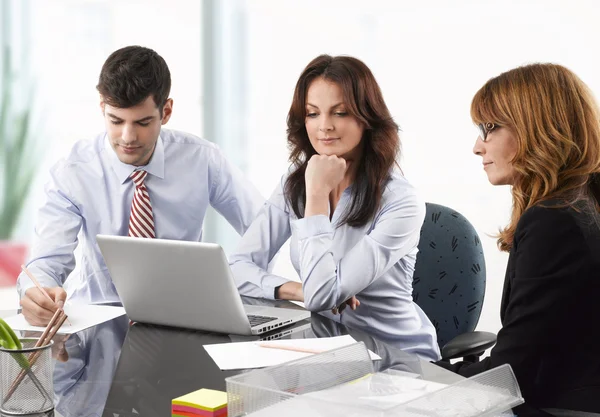 Travail d'équipe au bureau — Photo