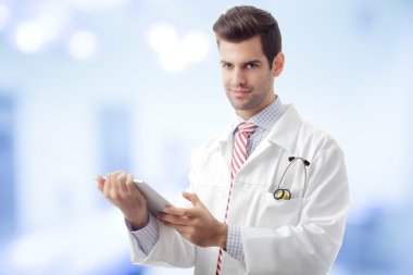 Close-Up tablet tutan bir erkek doktor eller