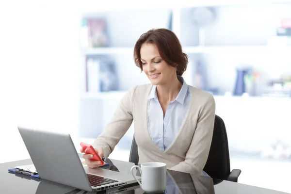 Belle femme d'affaires ayant une conversation téléphonique — Photo