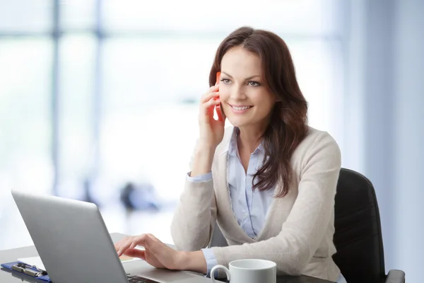 Mulher de negócios bonita ter uma conversa telefônica — Fotografia de Stock