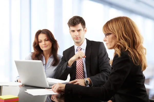 Uomini d'affari che lavorano in gruppo — Foto Stock