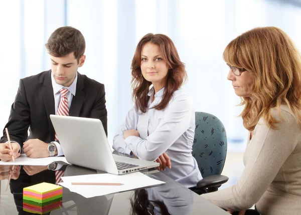 Geschäftsleute arbeiten in der Gruppe — Stockfoto