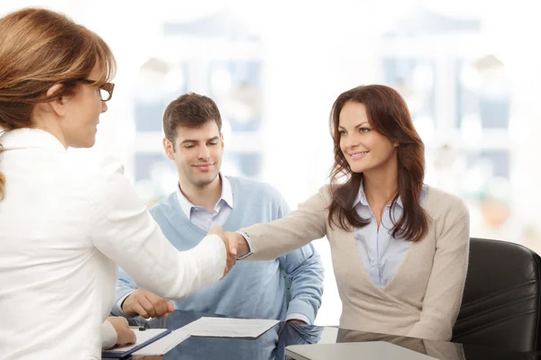 Financial advisor and client handshaking — Stock Photo, Image