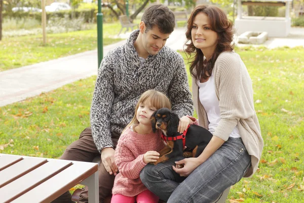 Happy family in the park — Stock Photo, Image