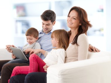 mutlu bir aile oturma odasında