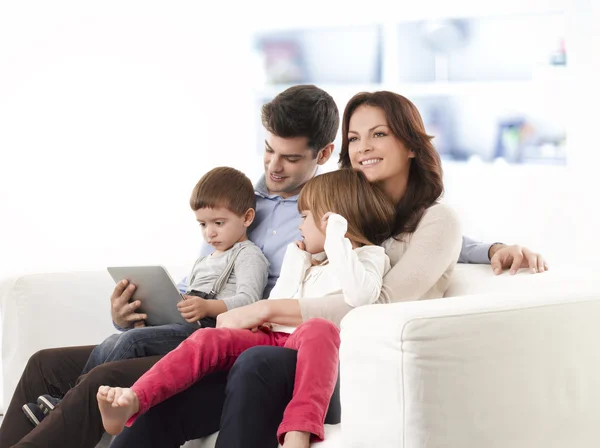 Glückliche Familie sitzt im Wohnzimmer — Stockfoto