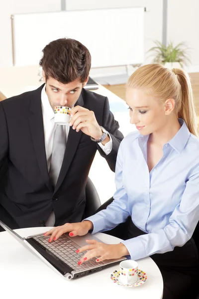 Zakenmensen werken met zijn collega — Stockfoto