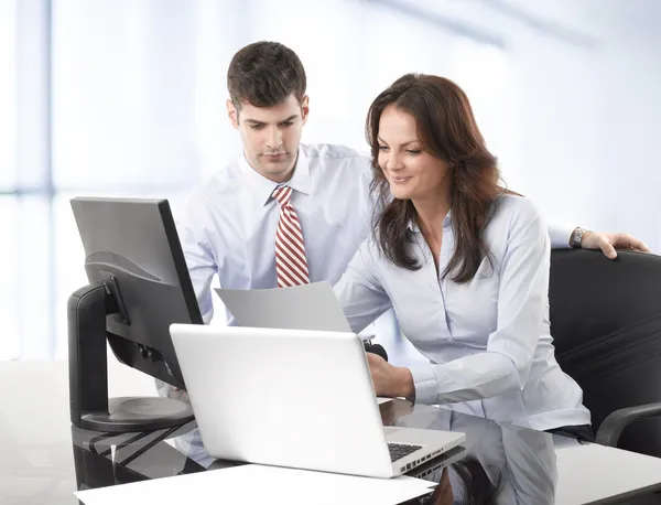 Uomini d'affari che lavorano con il suo collega — Foto Stock