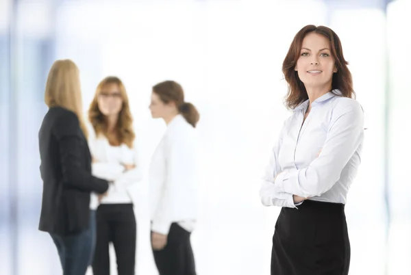 Vacker affärskvinna står i office — Stockfoto