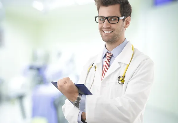 Retrato de médico macho feliz com prancheta — Fotografia de Stock