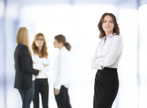 Mooie zakenvrouw permanent in office — Stockfoto