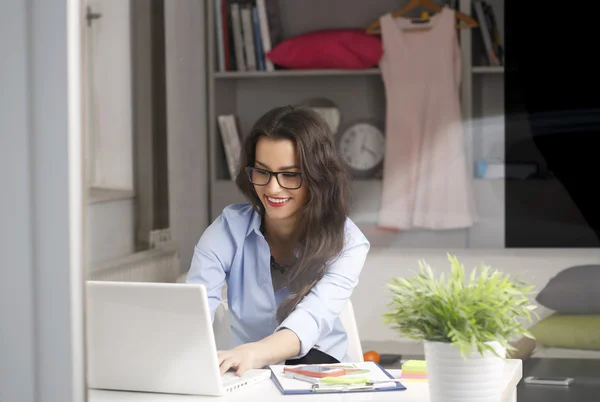 Retrato de hermosa mujer de negocios moderna —  Fotos de Stock