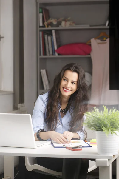 Beau portrait de femme d'affaires moderne — Photo