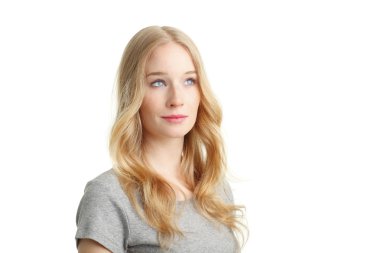 Gülümseyen güzel genç kadın.