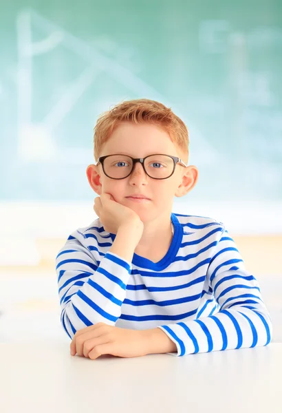 Joven shoolboy sentado en el escritorio — Foto de Stock