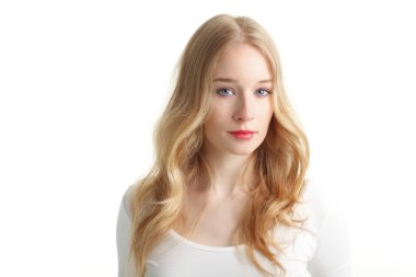 Gülümseyen güzel genç kadın.