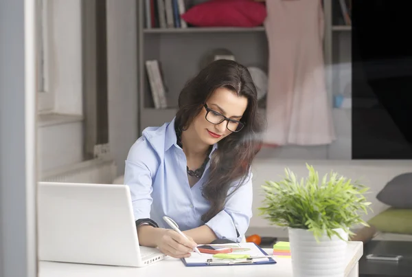 Joven mujer de negocios hermosa que trabaja en casa — Foto de Stock