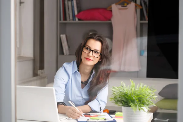 Jeune belle femme d'affaires travaillant à la maison — Photo