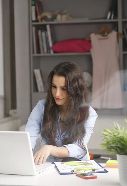 Young beautiful businesswoman working at home — Stock Photo, Image