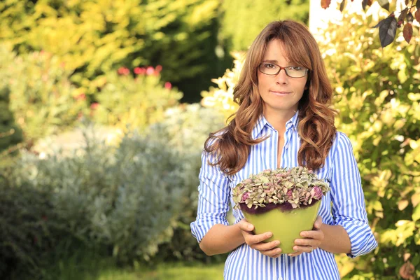 Bella donna matura giardinaggio — Foto Stock