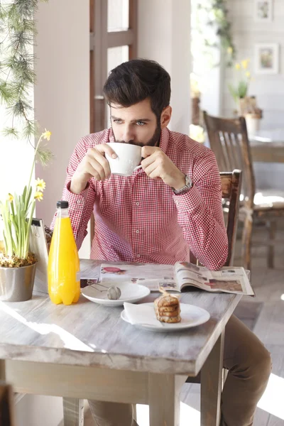 Young man sitting in coffee shop. — Stock Photo, Image
