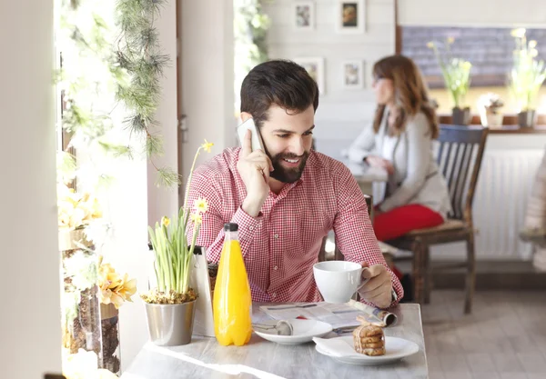 Człowiek w kawiarni przy użyciu smartphone. — Zdjęcie stockowe