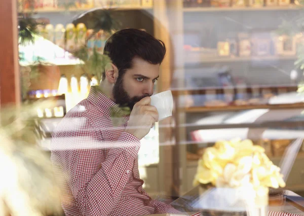 Young man sitting in coffee shop — Stock Photo, Image