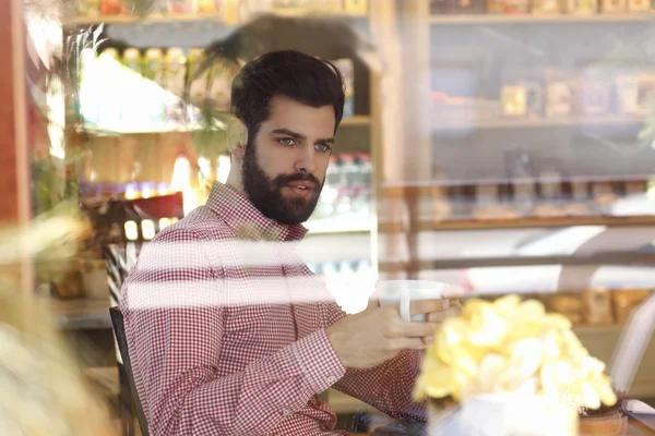 Fiatal férfi ült a kávézóban — Stock Fotó